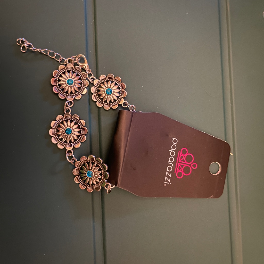 Paparazzi Bronze Floral Bracelet With Turquoise Highlights Paparazzi Bronze Floral Bracelet With Turquoise Highlights